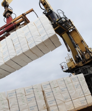 pulp bales being loaded