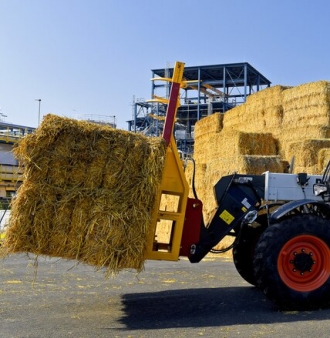 Essity loading wheat straw for pulp