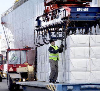 loading pulp bales on vessel